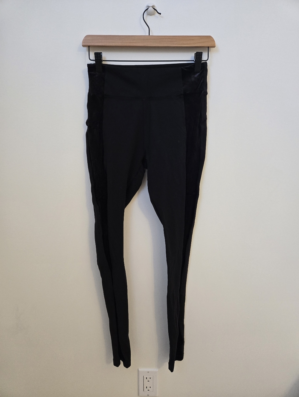 Athleta Black Velvet Panel Leggings High Rise Zip Pocket XS‎ Yoga Luxe